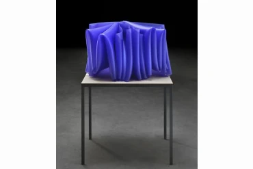 Olaf Holzapfel, Vertikalen Blau, 2011 50 x 78 x 61 cm Acrylglas, Fiberglas, Lack